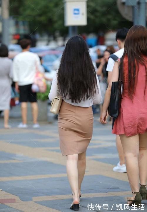 连衣裙|小姐姐穿卡其色连衣裙，在外面搭一件休闲开衫，高级显瘦