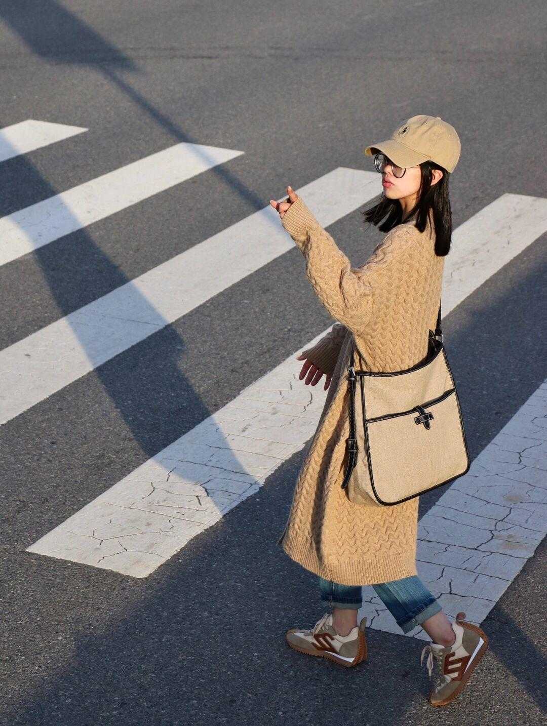 长款 长款针织开衫这样搭,保暖时髦又温柔,随便穿穿都有气质