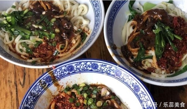 吃不起|大姐卖“良心”面,10元1碗免费续碗,顾客:套路太深,吃不起