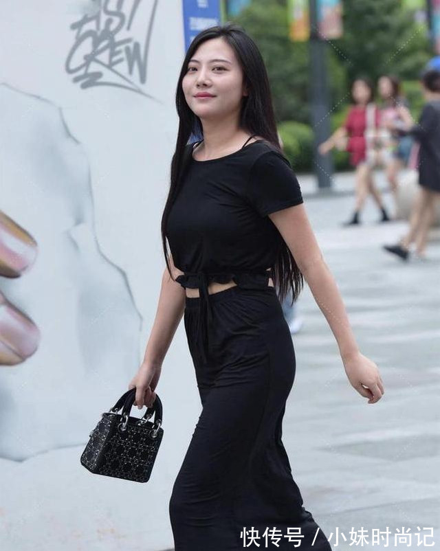 短袖|黑色短袖配黑半身裙,优雅大气,穿着轻松时尚