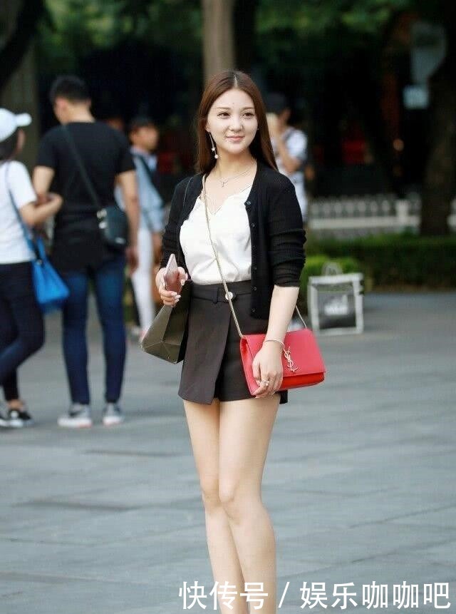 一体式|别人裙子都是“一体式”,她非要在中间“留条缝”,够新颖