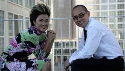 新世界|4天闪婚,将百亿家产署名美籍妻子名下,是宠妻还是转移财产