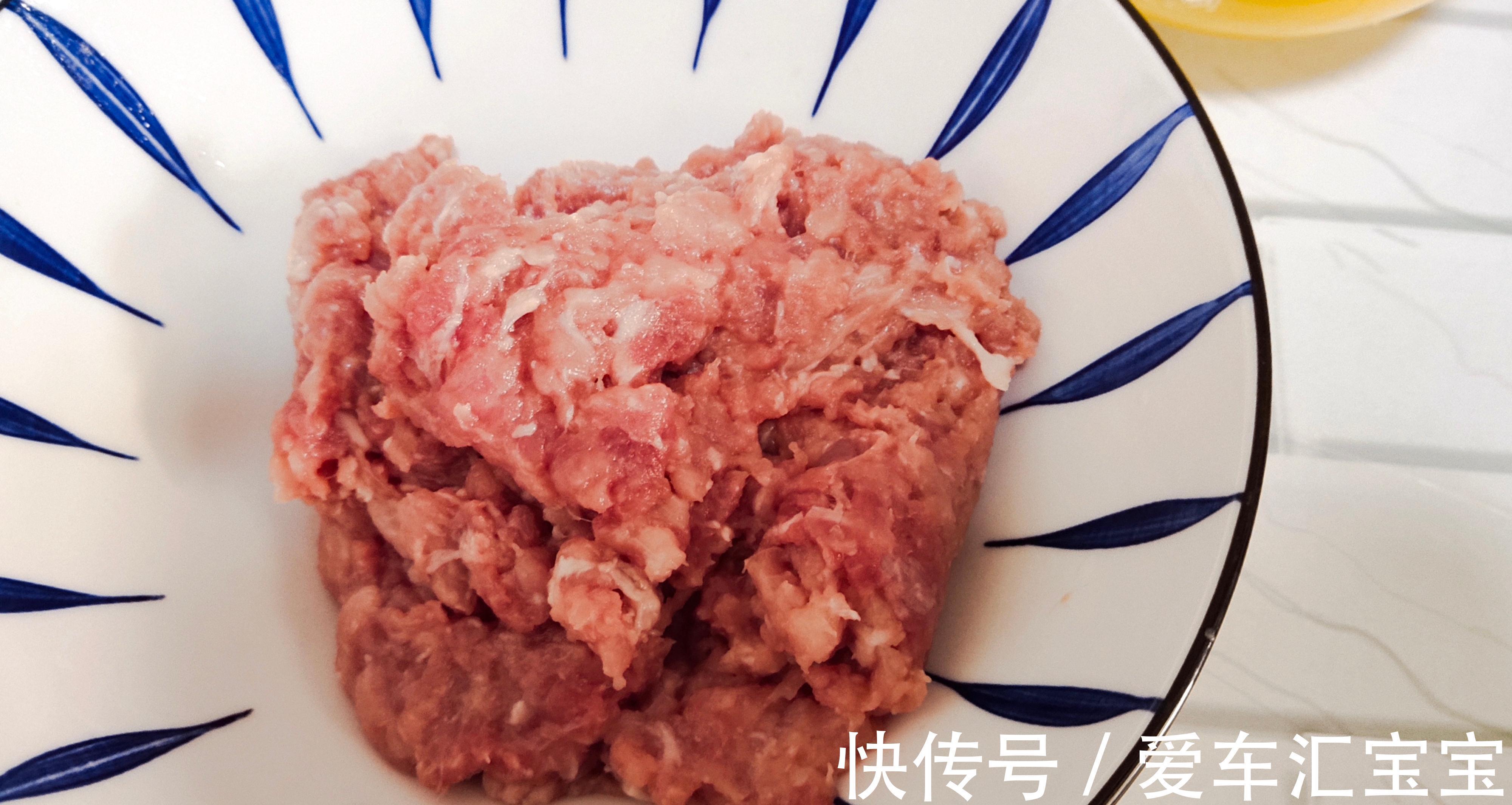 好吃|秋天吃莲藕最养人，教你做莲藕丸子，不油炸不加水，鲜香脆嫩好吃