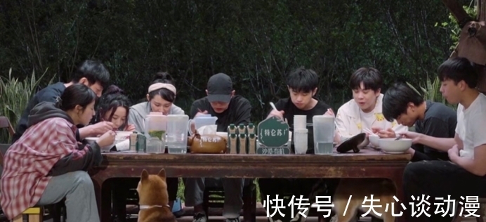 张子枫|蘑菇屋嘉宾吃饭太拥挤,张子枫下意识的高级素养,是装不出来的