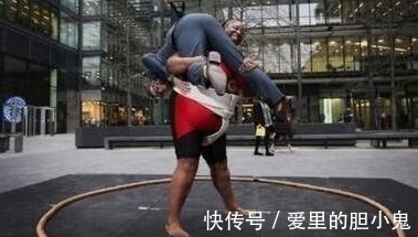 民族服饰|英国女相扑国手,体重406斤,曾花900万招上门女婿,43岁无人敢娶