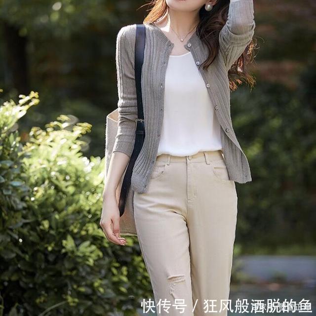 初秋搭配界的“百搭扛把子”,针织衫这样穿,低调又显瘦!