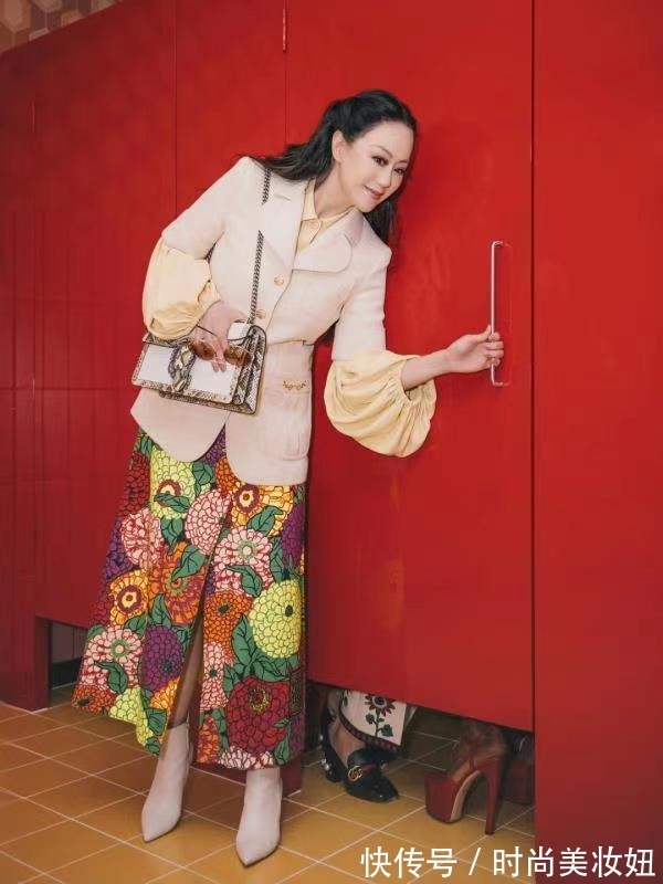 章小惠|被章小惠的“贵妇感”惊艳,穿西装配彩色印花裙,高贵又洋气