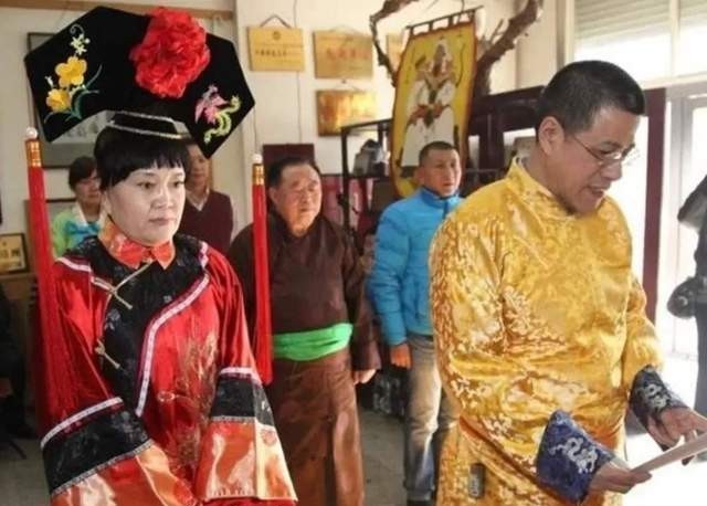 上交|乾隆后裔手戴上亿玉扳指,专家劝其上交,他回六个字让专家无话说