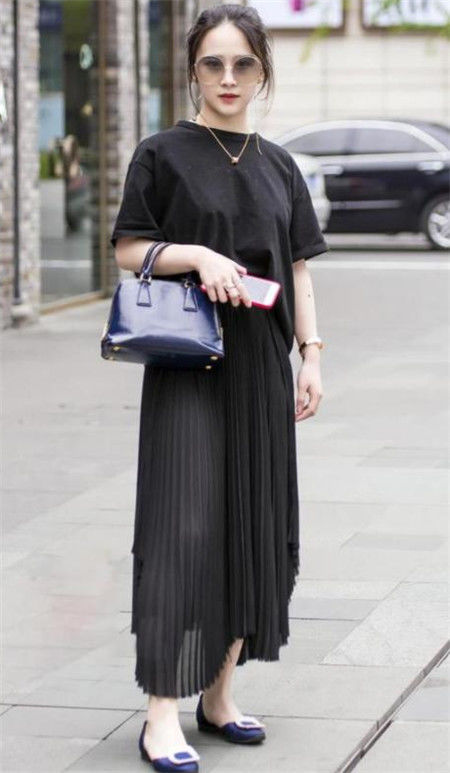 美女|身穿粉色连衣裙的小美女,长发披肩,身材玲珑有致