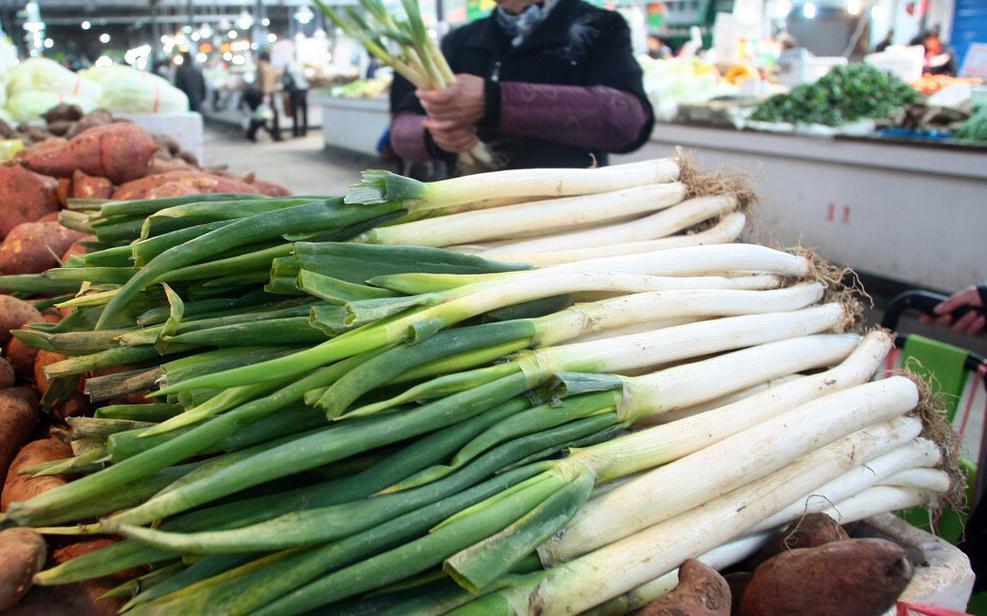 冬天大葱如何保存？教你3个好方法，平房楼房都适用，新鲜不烂根