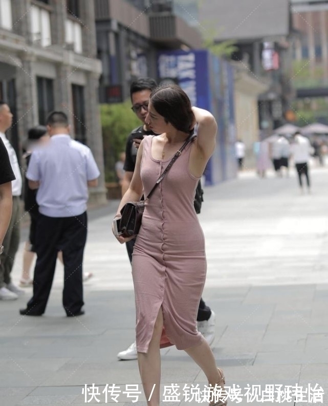 黑包 微胖女生穿紧身连衣裙,20个扣子也不嫌麻烦,搭配黑包突显气质