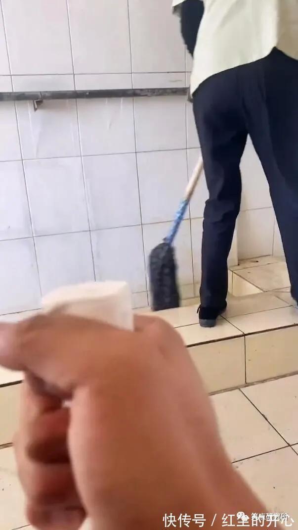 |搞笑趣图:犯错被抓到不仅要处罚,还得拍这种照多尴尬