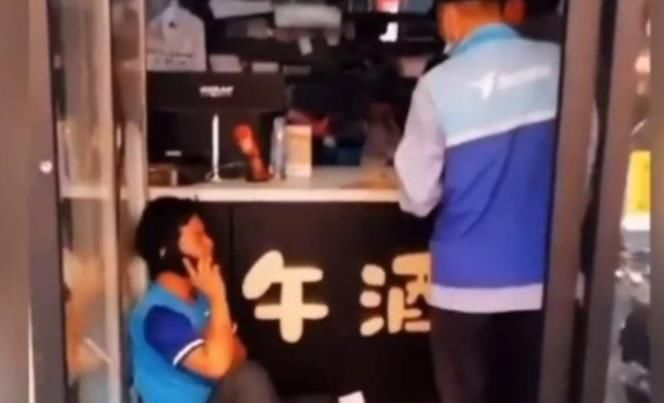 取餐|外卖小哥取餐时狂砸东西,被店家殴打后痛哭,最后赔偿4000元