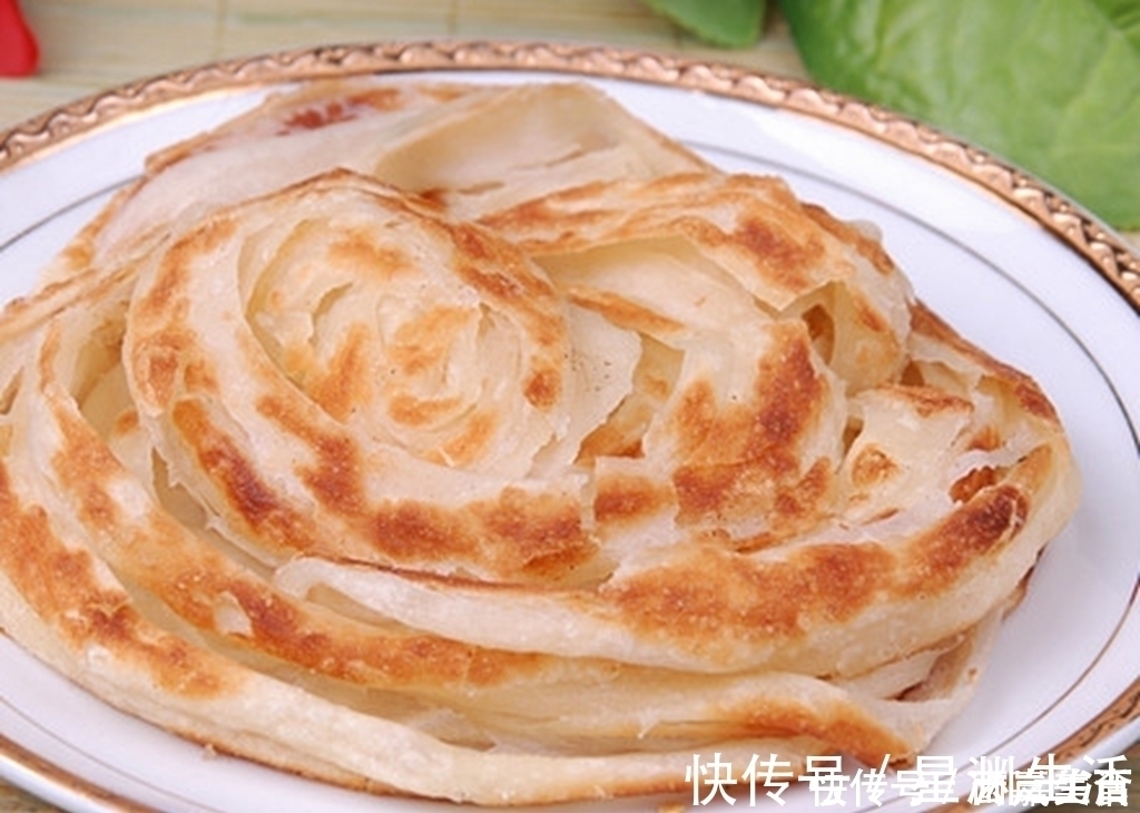 烙饼和面时,一定别直接加水,多加“1步”,又软香又出层