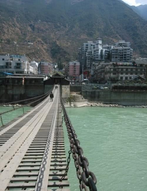 泸定桥|泸定桥始建于清朝，没有起重机，是如何将40吨铁链铺设开来的？