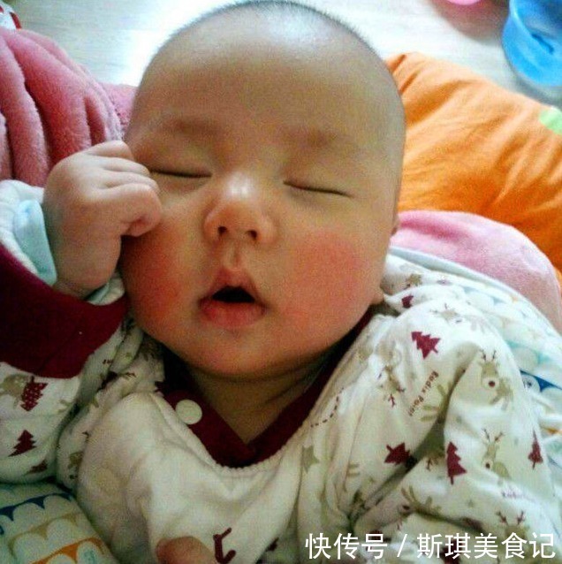婆婆|宝宝为什么喜欢让父母抱着睡觉,看完3个原因后,请对孩子好点