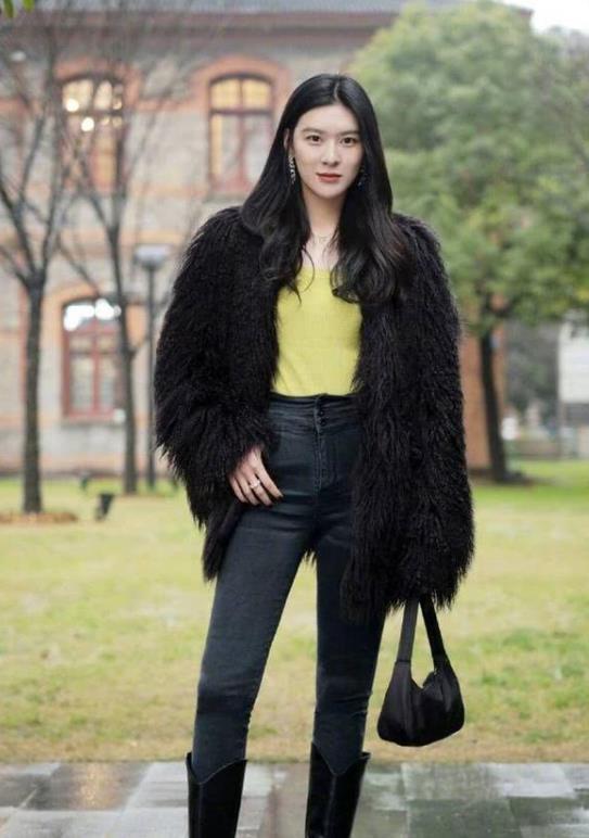 小美女|街拍艳冶柔媚的小美女,白色短袖配卡其色半身裙,时尚气质