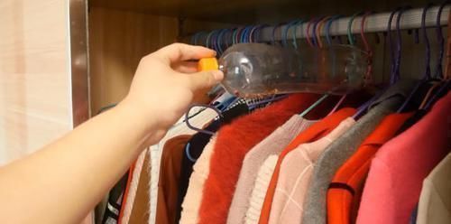 家家户户|赶紧在衣柜里放一个塑料瓶,解决了家家户户的难题,可以告诉家人