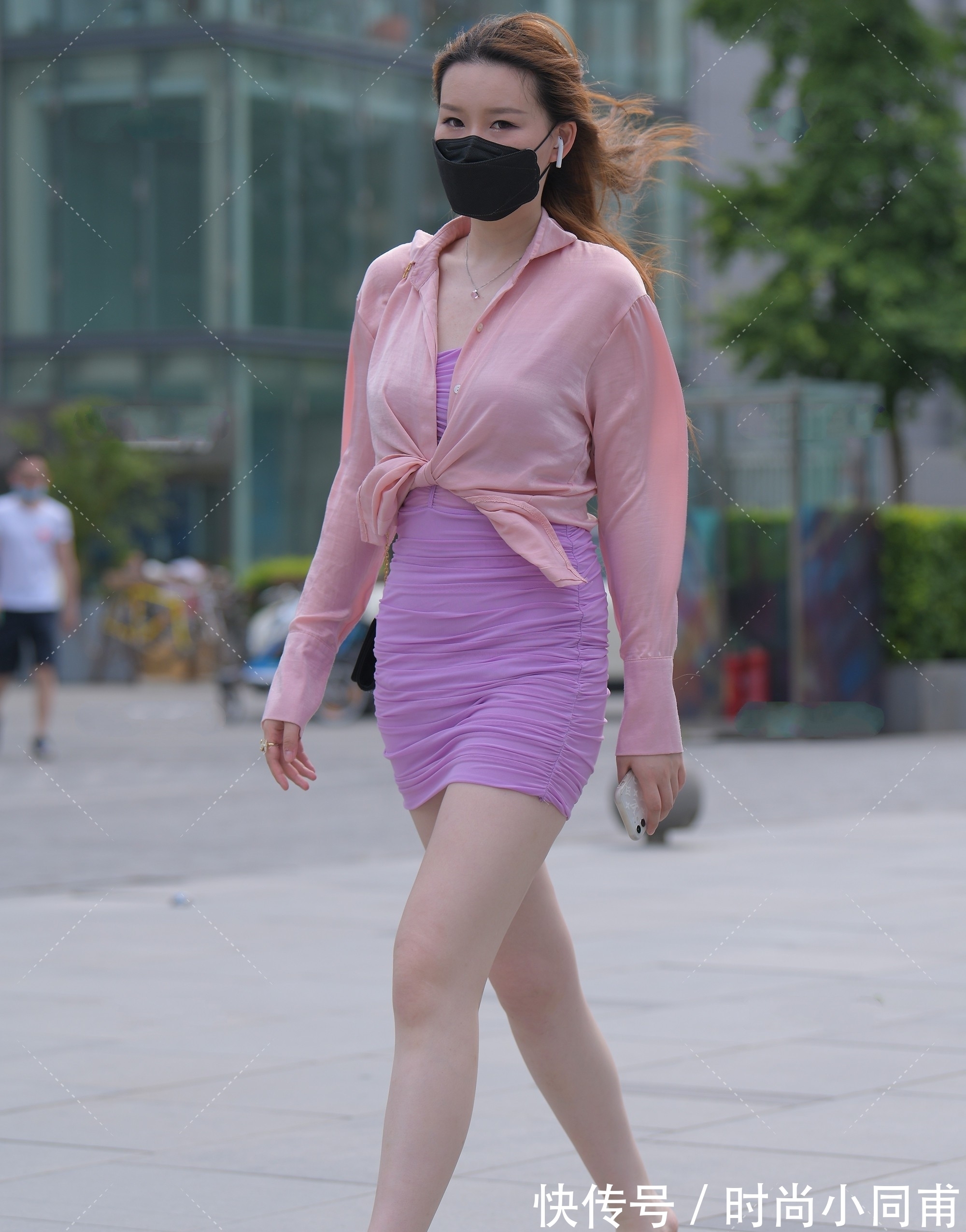 独特魅力|粉色衬衫搭配紫色连衣裙,显白又减龄,散发独特魅力