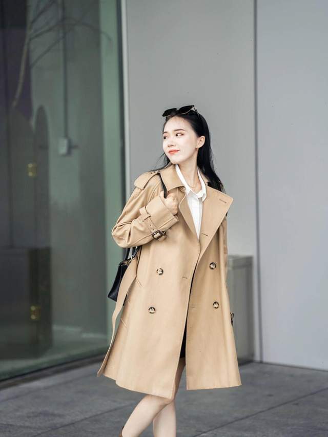 调节扣|秋冬,怎么穿性感女人味?风衣配白色衬衫和白色短裤,秀出大长腿