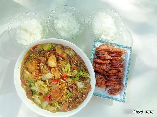 看我家下雨天午餐吃的啥?白菜粉条炖肉,好吃又暖和