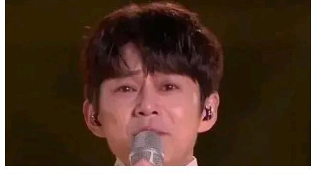 何炅節(jié)目被換，深夜抱周迅痛哭，《快樂大本營(yíng)》下月改名復(fù)出？