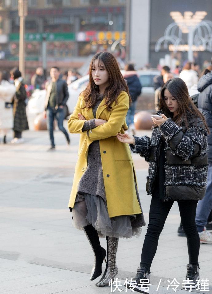  小姐姐|街拍美女：气质出众的小姐姐，时尚短裤的穿搭，尽显曼妙身材！