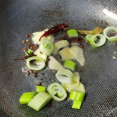 好吃不贵的酱香鸡爪做法，超级入味，老人小孩都爱吃