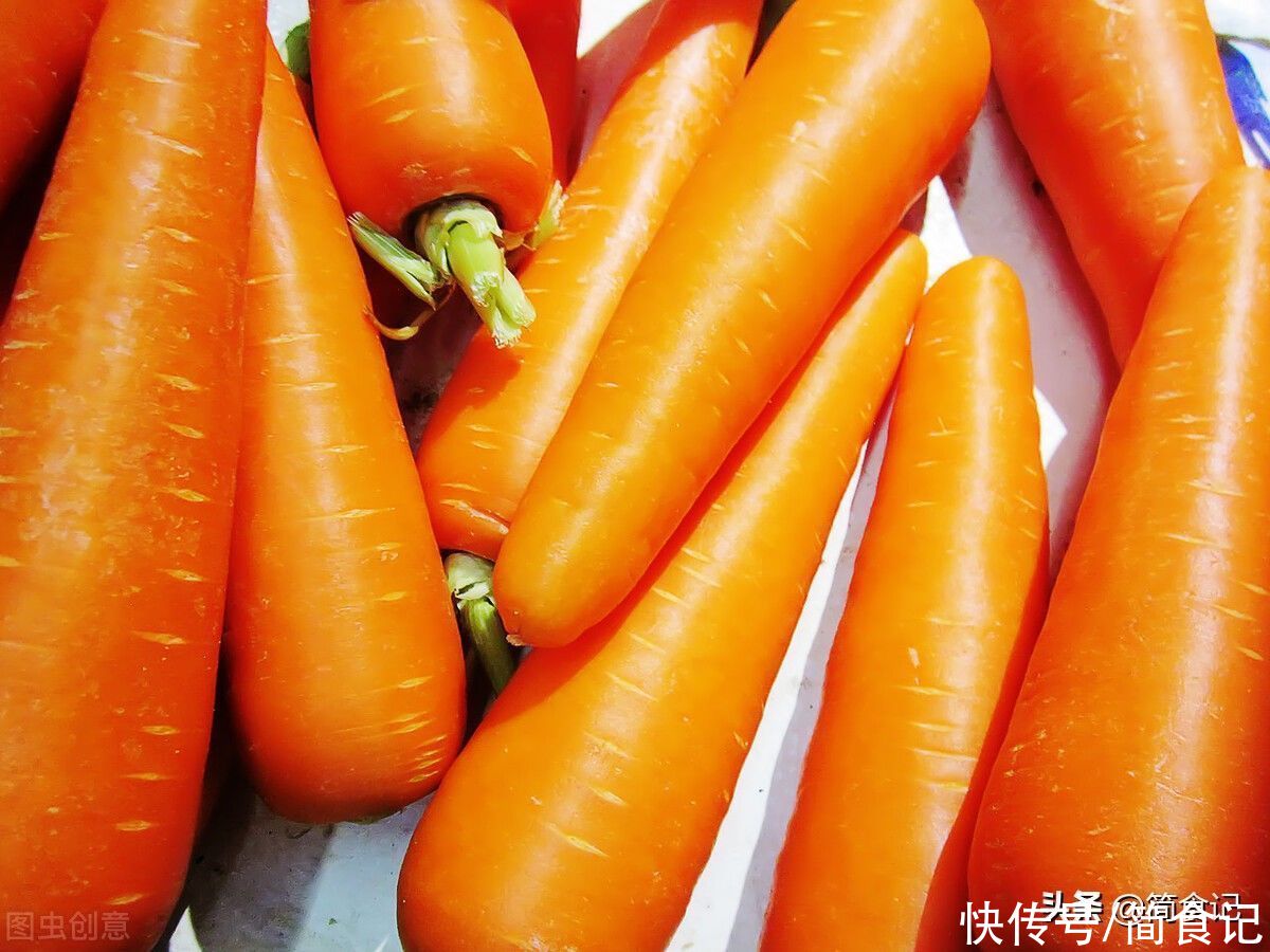 胡萝卜|胡萝卜，带泥和干净的选哪种？菜农：很多人买这种，我家从来不吃