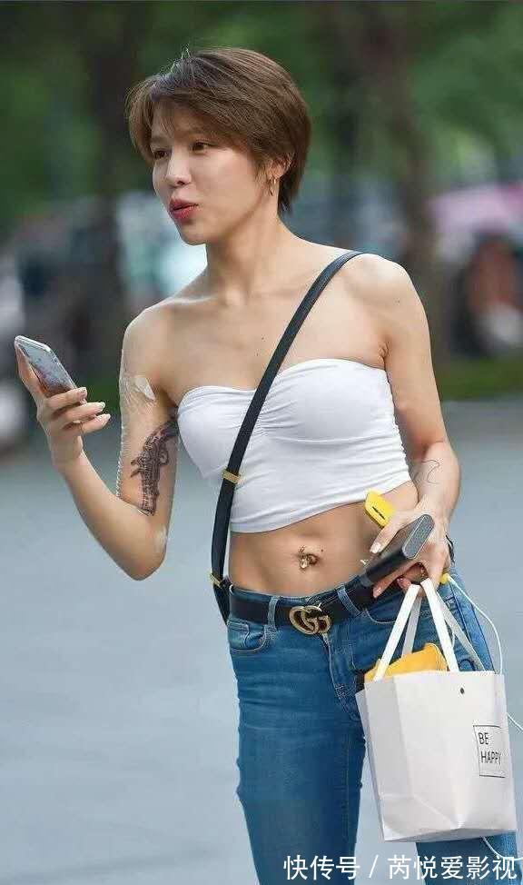 毛线|无袖毛线上衣，搭配深灰色鲨鱼裤，穿上去很凉爽