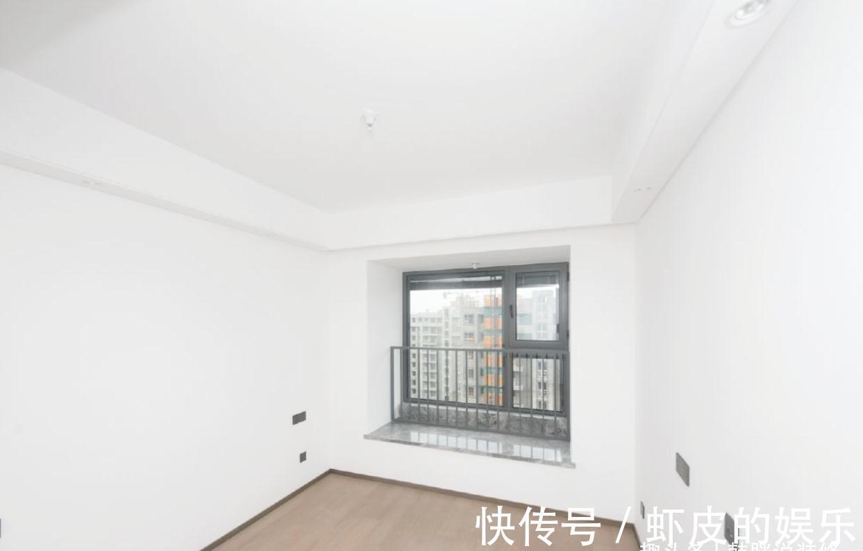 卧室|140㎡坚持穷装,光秃秃的大白墙,不做任何收纳,省钱到了极致