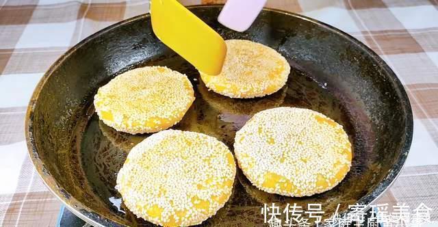 红薯饼最好吃的做法，操作简单，外酥里香，吃了这个红薯饼，美味
