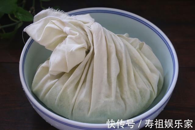 夏天把黄瓜冷冻起来,留到冬天炒肉吃,特别香,我每年都做