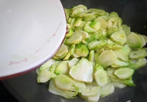 脂肪最怕遇到这菜，燃烧脂肪不马虎，一周吃3次，腰细了肚腩平了