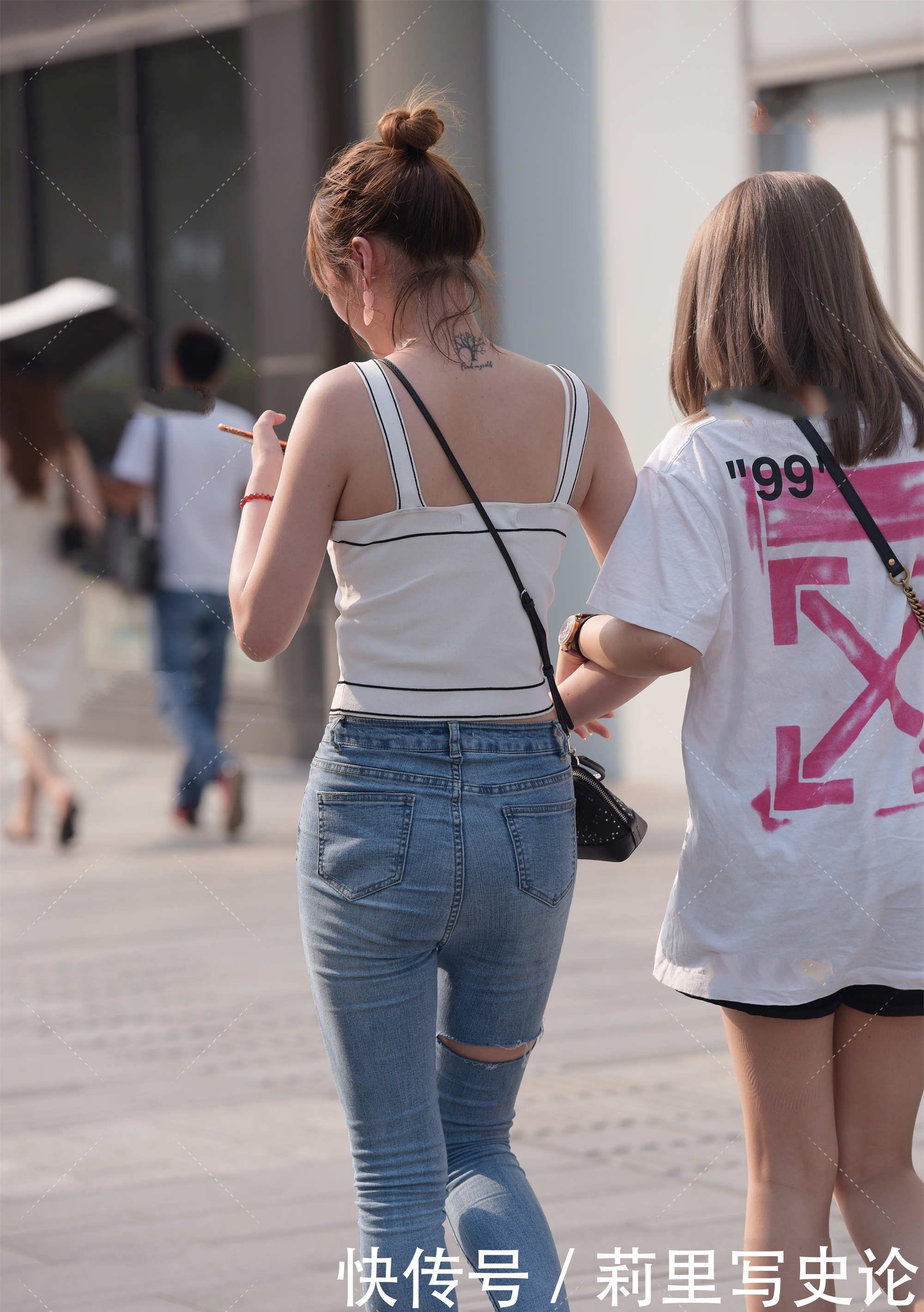 浅色|简约穿搭清新时尚,浅色牛仔裤自然洒脱,版型显瘦还百搭