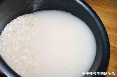 钾肥|不花钱的“营养液”，给君子兰浇一点，叶片肥，叶纹深，开花多！