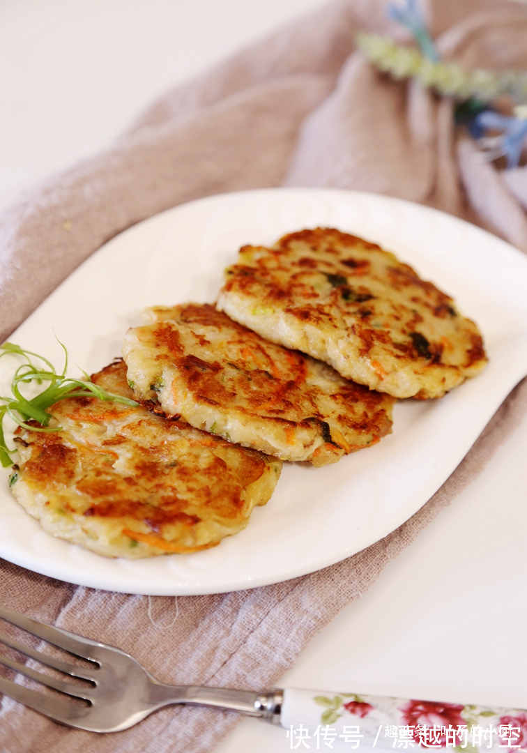 10分钟早餐快速饼两段莲藕、一把芹菜叶，味道好，营养高！