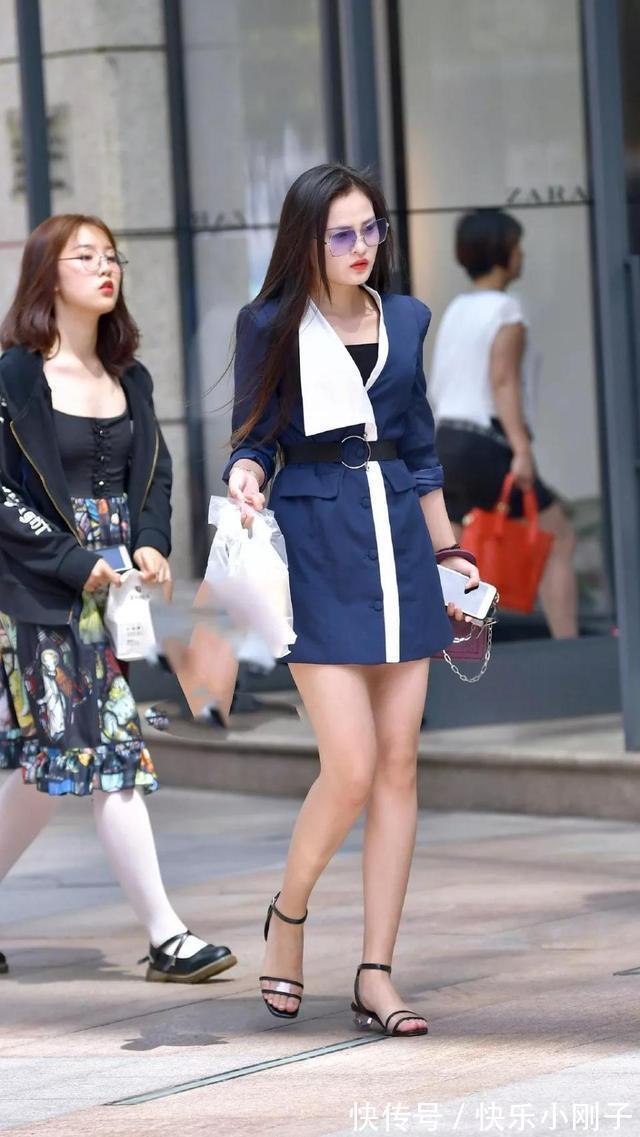 短袖 橘红色的喇叭裤搭配黑色短袖,穿起来显得十分清爽干练