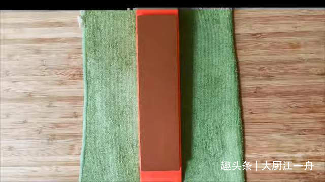 磨刀时,横磨还是竖磨大厨教你正确做法,旧刀立马变新刀