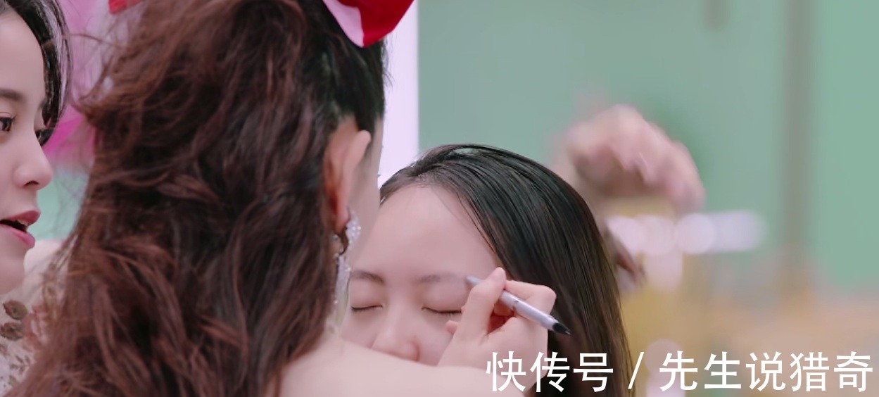 欧阳娜娜给素人画眉毛,当看到戚薇画另
