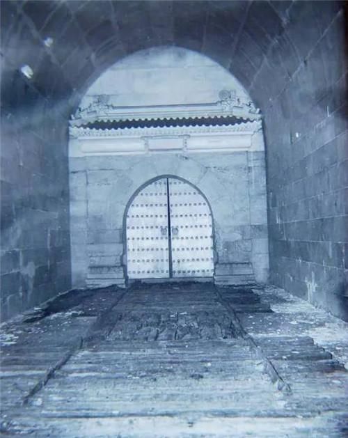 郭沫若|64年前定陵发掘旧照：郭沫若亲自指导，代价惨痛，图6是万历龙袍