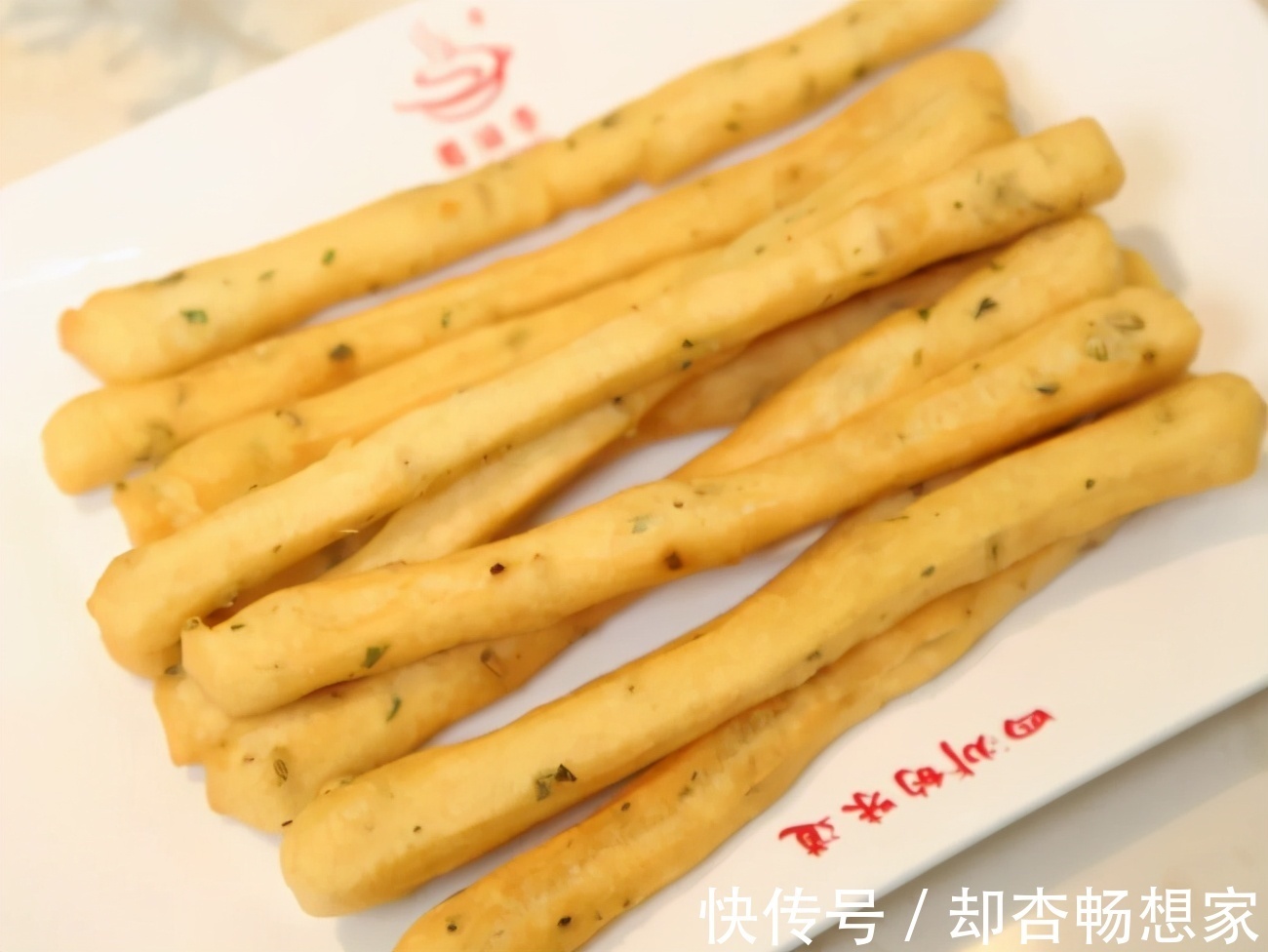 油条|饭店里的茴香小油条,在家也能做,简单易做,外酥里嫩,一学就会