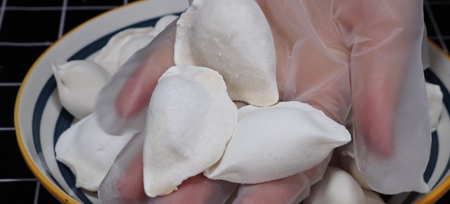 煮速冻饺子，冷水和开水下锅都不对，教你一招，饺子不破皮又好吃