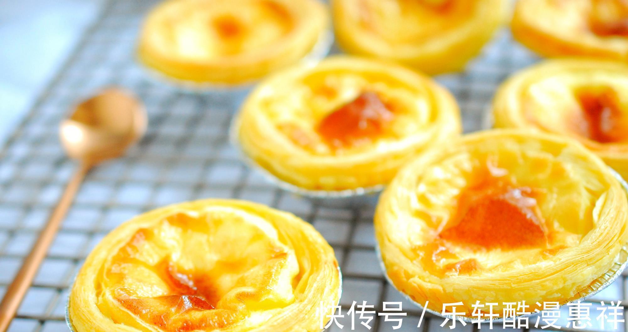 量杯|2个鸡蛋1瓶牛奶,不用奶油,做个蛋挞太简单,一捏就碎,香酥