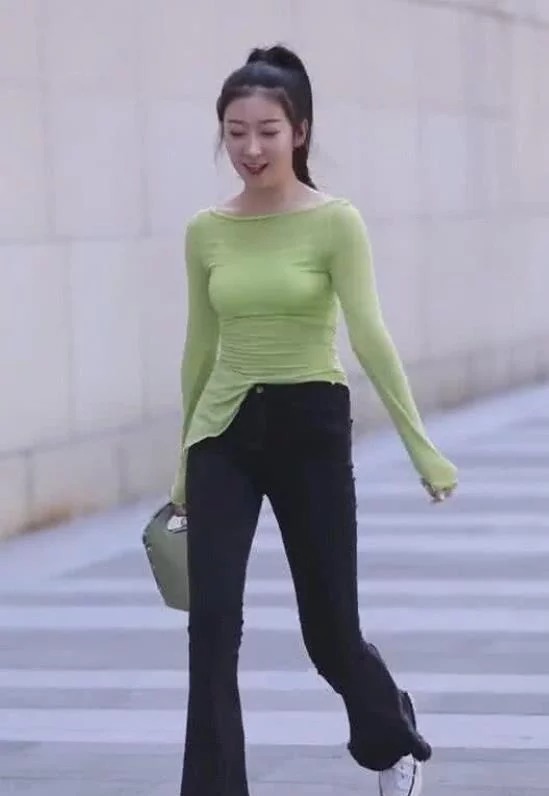 街拍:明眸善睐的美女,身穿拼接连衣裙,尽显完美气质好身材