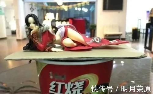 泡面|那些被玩坏的手办,用来压泡面不算啥,最后一个不带这么玩的