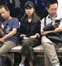 |搞笑GIF：妹子这是哪来的自信啊，真是被你迷倒了呢