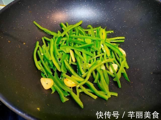 一日三餐|无论炒肉丝还是肉片，都不要直接下锅炒，学会饭店做法，又嫩又滑