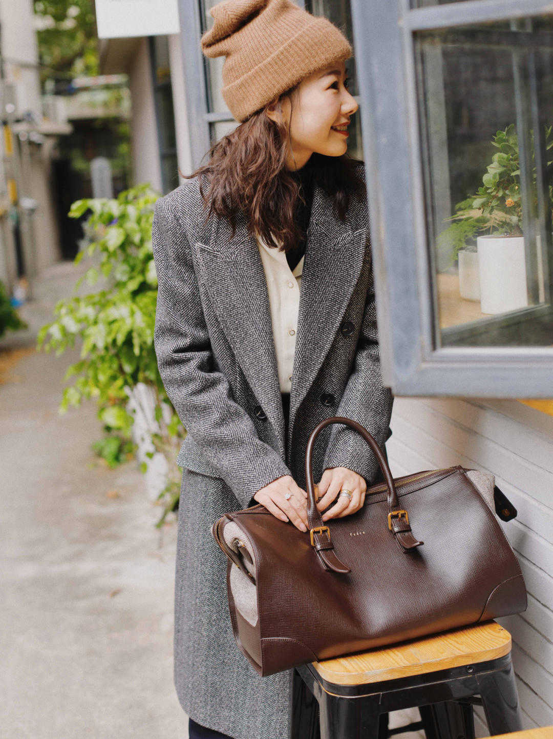 格子 秋冬季节“大衣”怎么穿?搭配针织衫和半身裙优雅大气,高级时髦