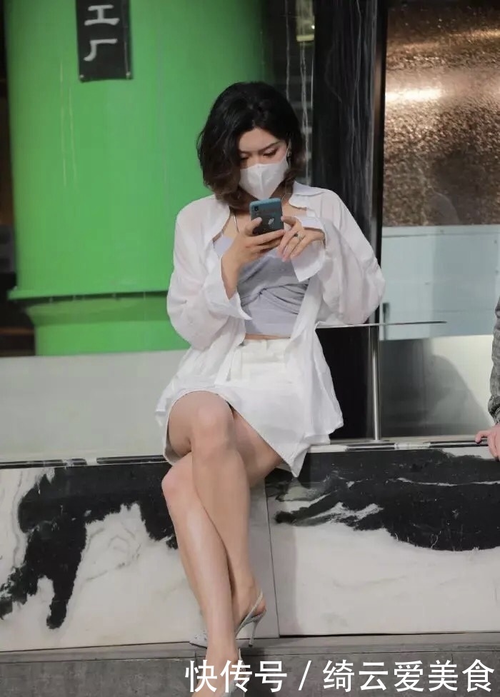 半透明纺纱上衣与纯白裙子的精巧穿搭,尽显职场女性的精致干练